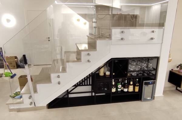 ארון יין מתחת למדרגות