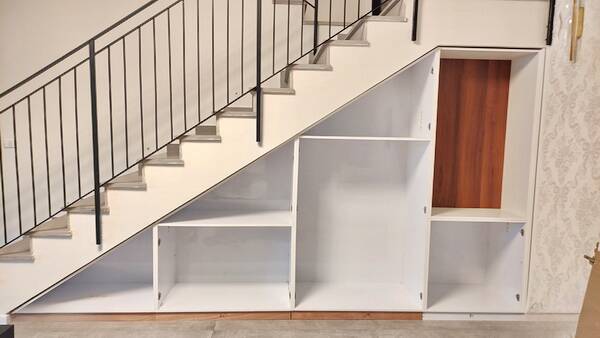 ארון מתחת למדרגות פתוח