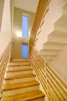 מדרגות מעץ אלון